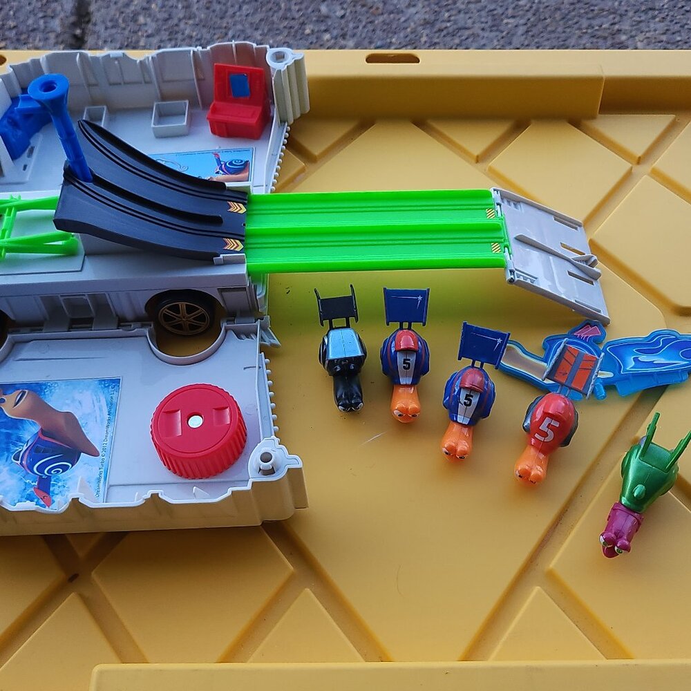 Dreamworks Turbo Movie Dos Bros Tacos Food Truck + 5 Action Figs